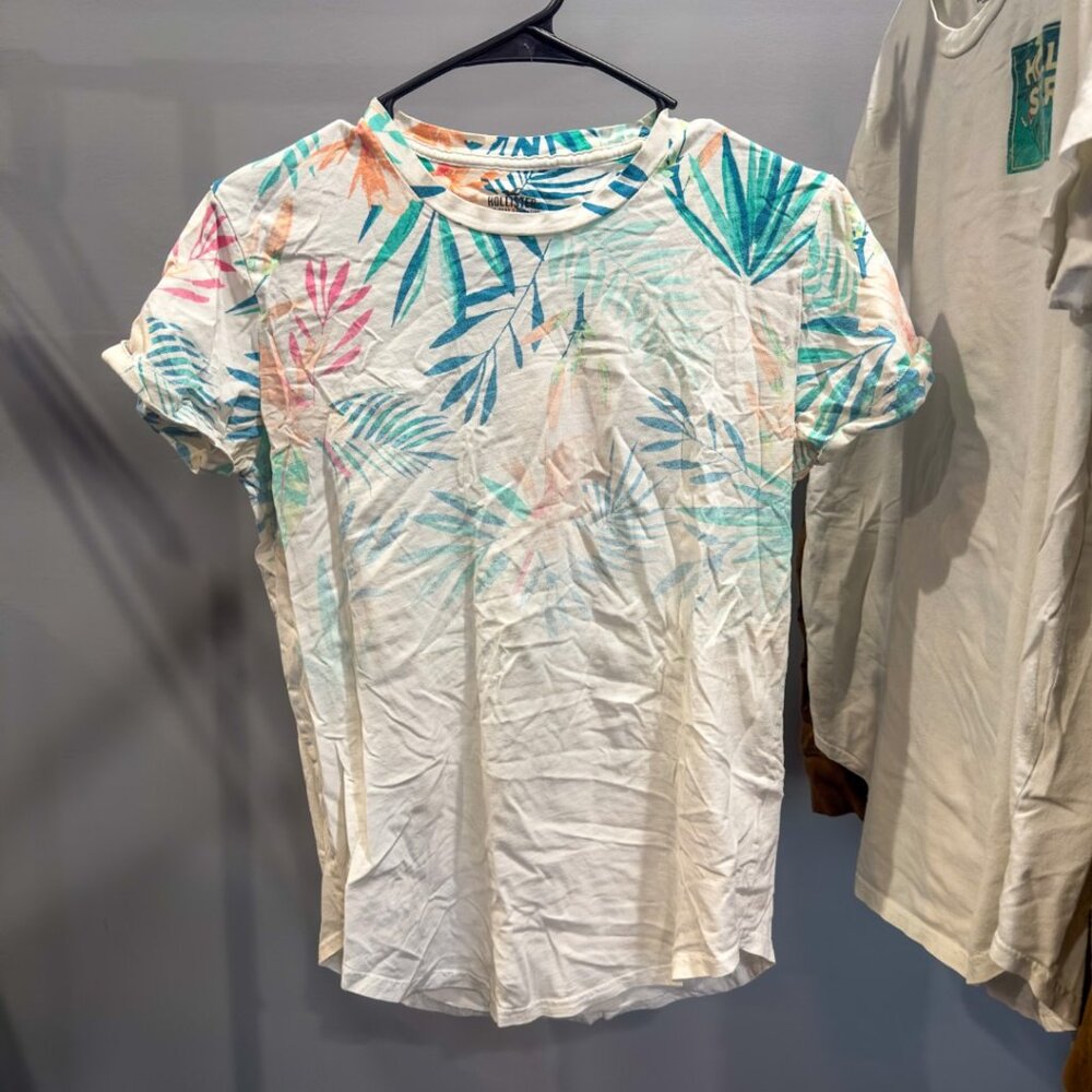 Hollister Must-Have Collection Curved Hem Tee – Tropical Leaf Print